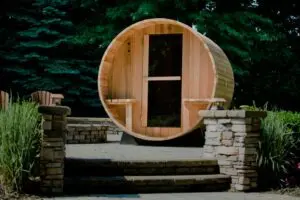 Un sauna extérieur rond en bois