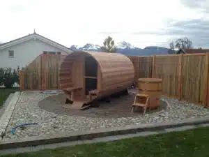 Un sauna extérieur rond en bois