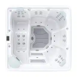 Vue de dessus du Spa 5 places D230, un spa carré blanc pouvant accueillir jusqu'à 5 personnes. Il dispose de plusieurs sièges ergonomiques, de nombreuses buses à jets, d'un panneau de sol gris et d'un petit panneau de commande noir sur un côté.