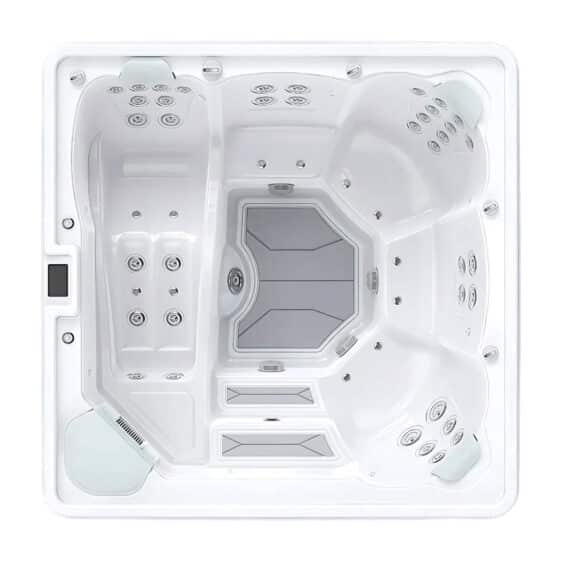Vue de dessus du Spa 5 places D230, un spa carré blanc pouvant accueillir jusqu'à 5 personnes. Il dispose de plusieurs sièges ergonomiques, de nombreuses buses à jets, d'un panneau de sol gris et d'un petit panneau de commande noir sur un côté.