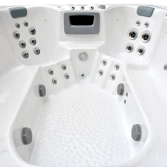 Le spa Spa 9 places D300 présente un intérieur blanc avec de multiples jets d'eau, un sol texturé pour une meilleure adhérence et des appuis-tête confortables. Il est doté d'un panneau de commande de nage à son extrémité, entouré de buses et de jets circulaires pour une expérience thérapeutique optimale.