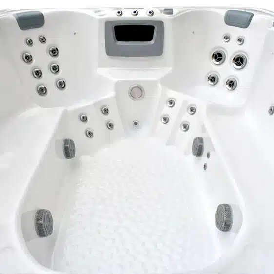 Le spa Spa 9 places D300 présente un intérieur blanc avec de multiples jets d'eau, un sol texturé pour une meilleure adhérence et des appuis-tête confortables. Il est doté d'un panneau de commande de nage à son extrémité, entouré de buses et de jets circulaires pour une expérience thérapeutique optimale.