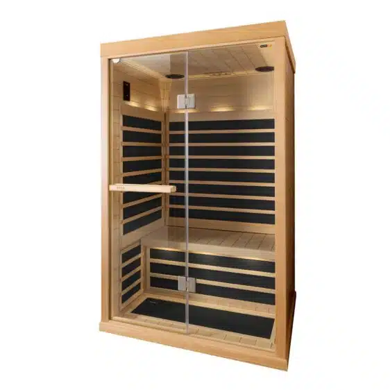 La cabine en bois du sauna infrarouge Tylö T-820 comprend des portes vitrées, des panneaux décoratifs foncés, un banc pour s'asseoir et un design moderne. Son intérieur bien éclairé met en valeur l'espace et le savoir-faire, offrant un espace invitant à la détente.