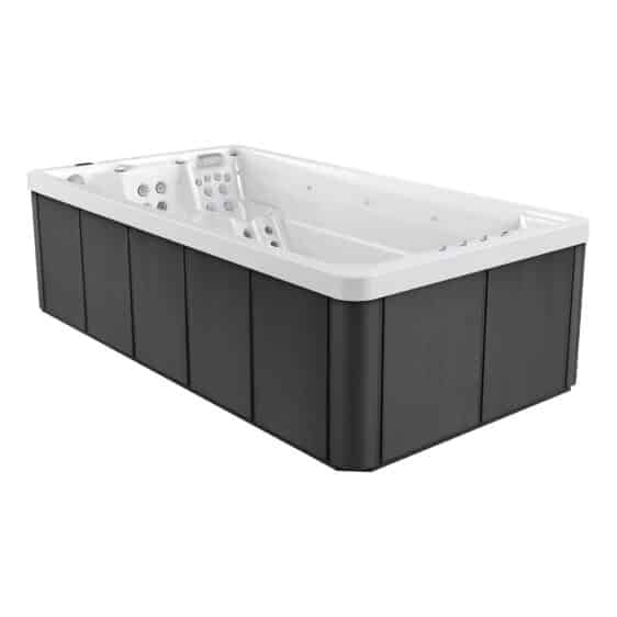 Le Spa de nage D440 est un spa rectangulaire moderne avec des panneaux extérieurs sombres, un intérieur blanc, des sièges intégrés, des jets et des commandes, présentés sous un angle latéral arrière.