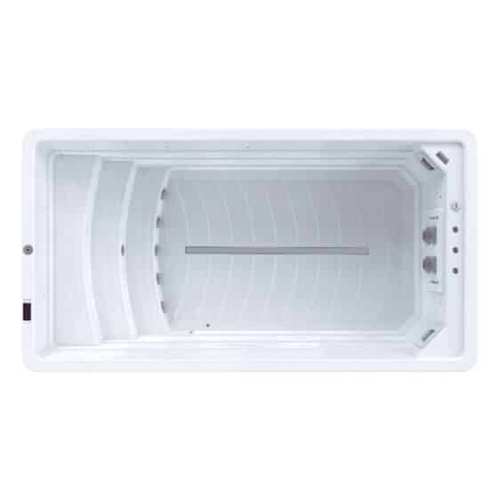 Vue de dessus du Spa de nage D440N, un spa de nage rectangulaire blanc avec sièges intégrés, jets latéraux, panneaux de commande à une extrémité et contours horizontaux lisses pour le soutien et le confort, parfait pour se détendre.