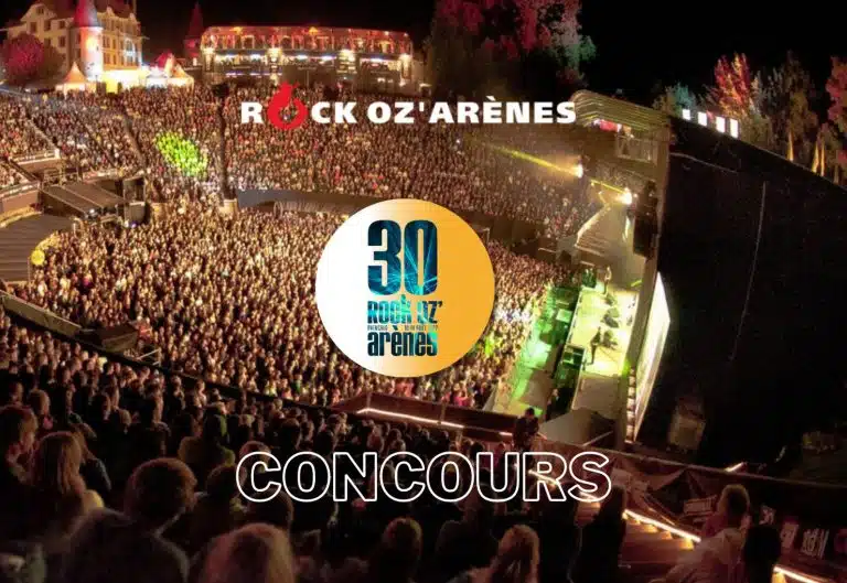 Un amphithéâtre extérieur rempli d'une foule profitant d'un concert nocturne avec des lumières vives illuminant la scène et le public. Le logo Rock Oz'Arènes ainsi que les « 30 » et « CONCOURS » sont bien en évidence au centre de l'image.