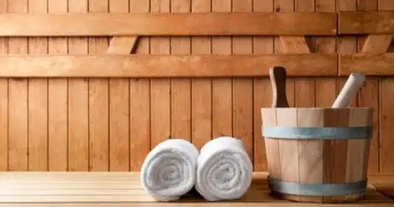 Bouclier de protection thermique pour poêle à bois dans un sauna