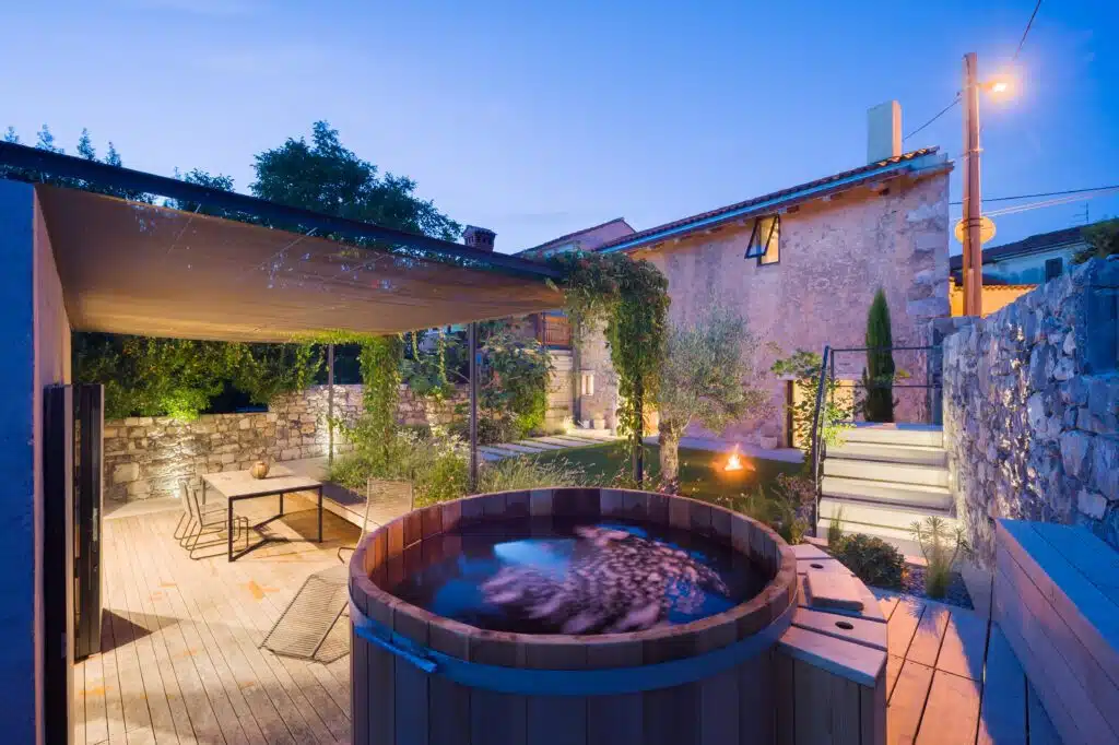 extérieur luxueux d'un hot tub avec éclairage ambiant