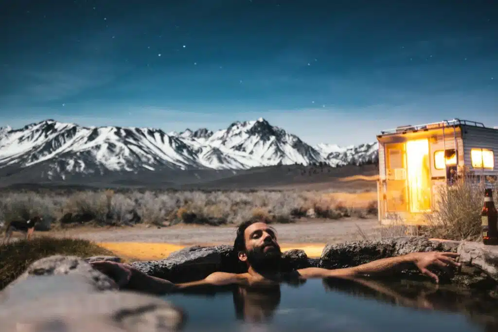 homme nageant au printemps dans un jacuzzi