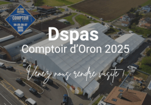 Une grande tente événementielle blanche installée dans une ville avec "Dspas Comptoir d'Oron 2025" et dates d'événements "24-25-26-27 Avril 2025" en français, invitant les visiteurs à assister et à découvrir l'expérience unique d'un hammam rituel.