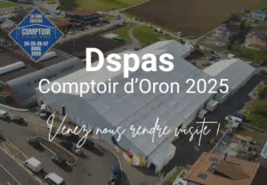 Une grande tente événementielle blanche installée dans une ville avec "Dspas Comptoir d'Oron 2025" et dates d'événements "24-25-26-27 Avril 2025" en français, invitant les visiteurs à assister et à découvrir l'expérience unique d'un hammam rituel.