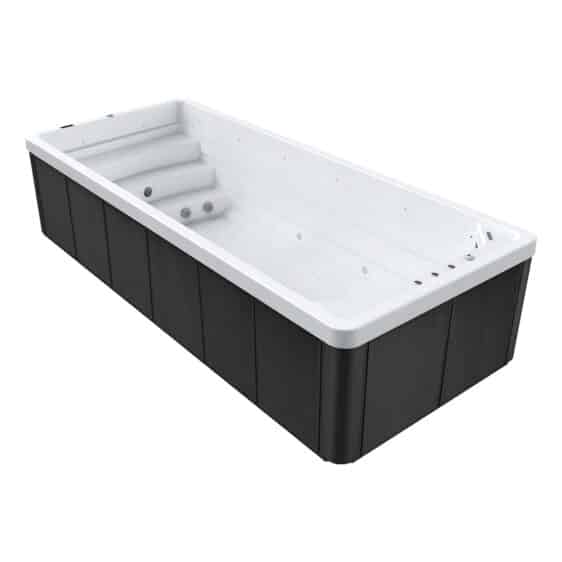 Spa de nage rectangulaire avec intérieur blanc, marches intégrées et multiples jets d'eau. Les panneaux extérieurs foncés confèrent au Spa de nage D600N un look moderne et épuré.