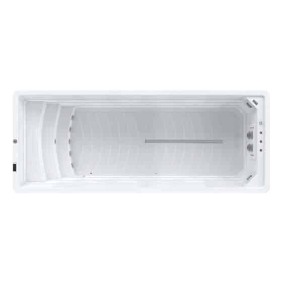 Vue de dessus du Spa de nage D600N, un grand spa de nage blanc rectangulaire et vide doté de parois intérieures lisses et de panneaux de commande à une extrémité.
