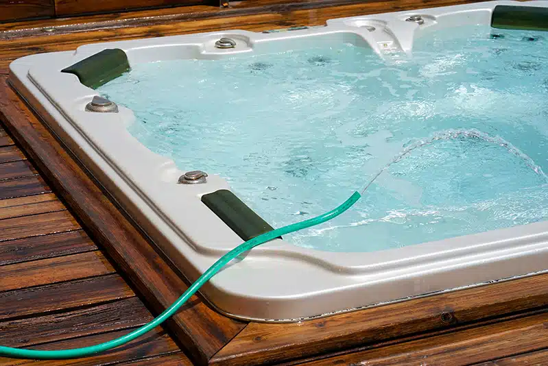 vidanger l'eau du jacuzzi