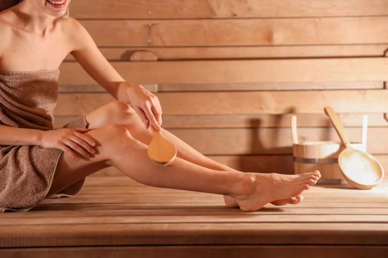 Femme dans un sauna, illustrant les bienfaits sauna sur la cellulite et sur la peau.