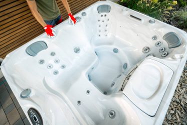 Vider un jacuzzi extérieur : guide complet pour une vidange efficace