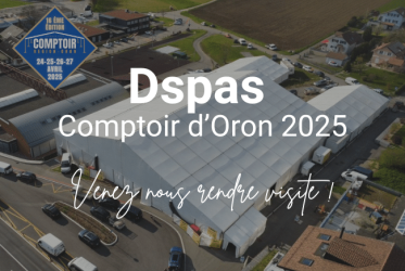 Une grande tente événementielle blanche installée dans une ville avec "Dspas Comptoir d'Oron 2025" et dates d'événements "24-25-26-27 Avril 2025" en français, invitant les visiteurs à assister et à découvrir l'expérience unique d'un hammam rituel.