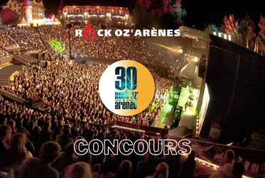 Un amphithéâtre extérieur rempli d'une foule profitant d'un concert nocturne avec des lumières vives illuminant la scène et le public. Le logo Rock Oz'Arènes ainsi que les « 30 » et « CONCOURS » sont bien en évidence au centre de l'image.